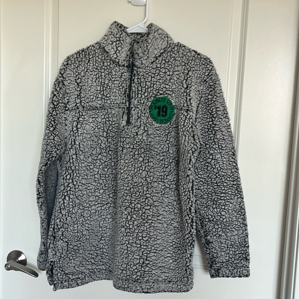 MVDT STATE QUARTER ZIP GREY AND GREEN SHERPA